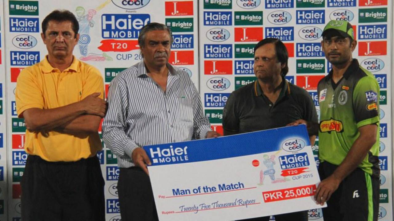 Afaq Raheem receives the Man-of-the-Match award