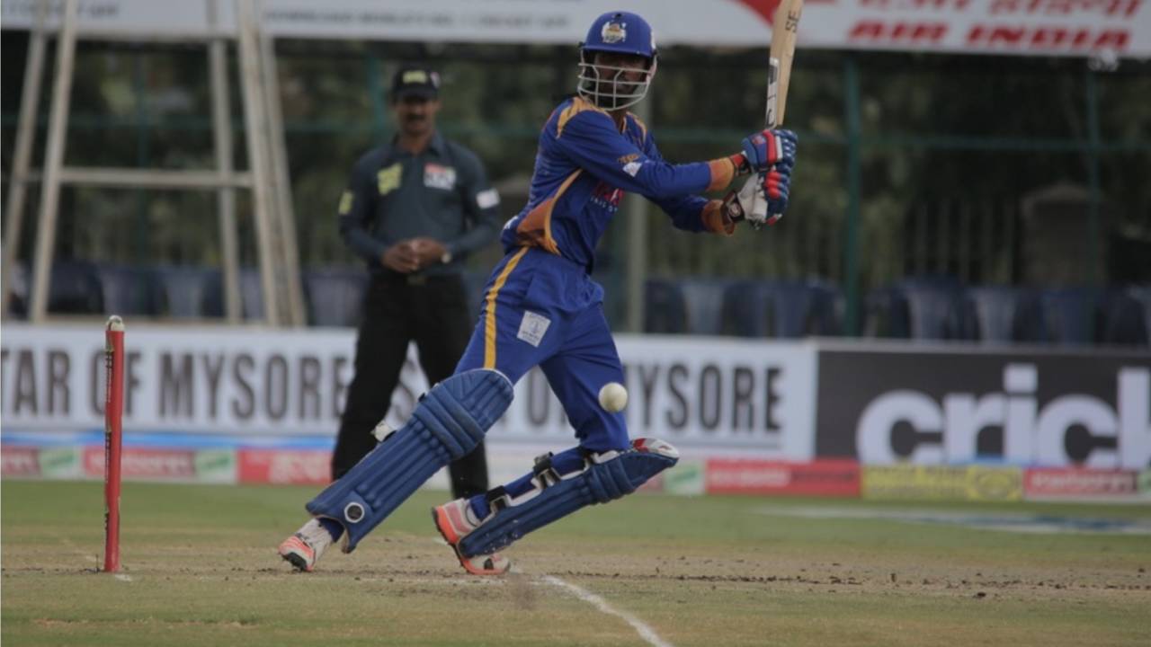 Mohammed Taha plays the cut, Hubli Tigers v Mangalore United, KPL 2015, Mysore, September 18, 2015