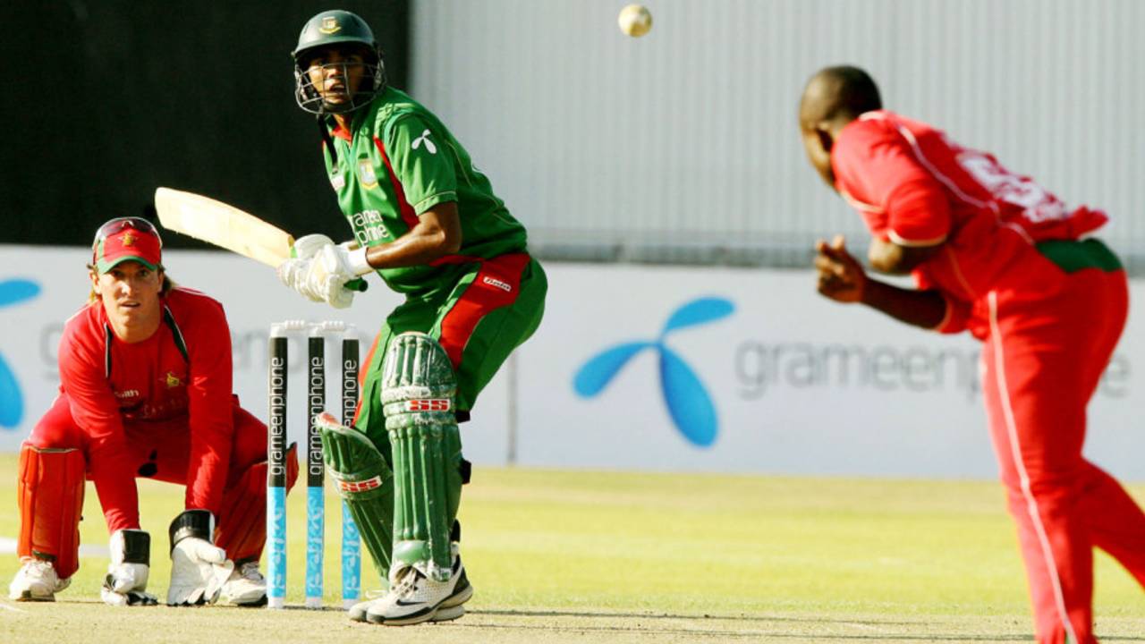Prosper Utseya bowls to Mahbubul Alam, Zimbabwe v Bangladesh, 3rd ODI, Bulawayo, August 14, 2009