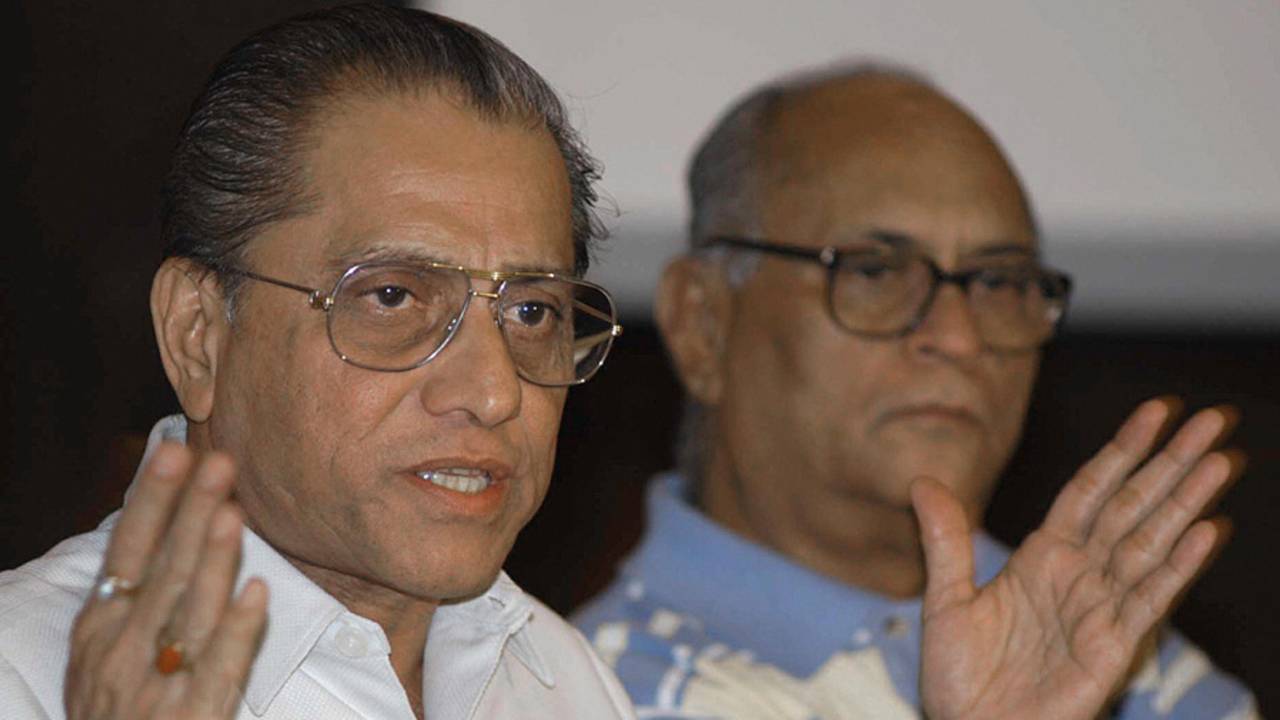 Jagmohan Dalmiya gestures while talking to the media, Calcutta, May 30, 2003