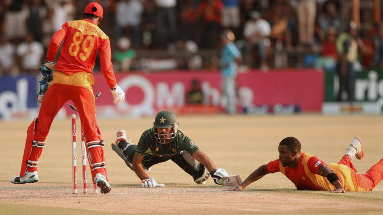 Wahab Riaz is run-out after a splendid effort from Elton Chigumbura, Zimbabwe v Pakistan, 2nd ODI, Harare, October 3, 2015