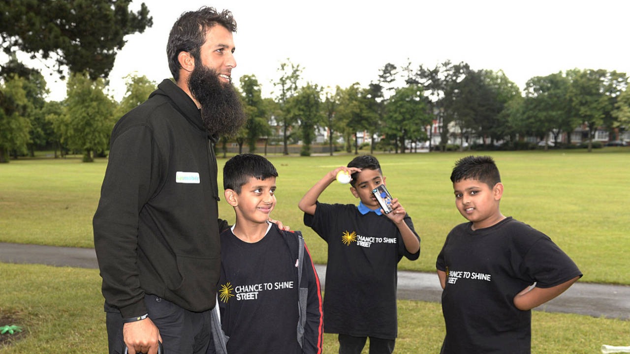 Moeen Ali with young boys of Chance to Shine Street at Sparkhill Park&nbsp;&nbsp;&bull;&nbsp;&nbsp;Philip Brown