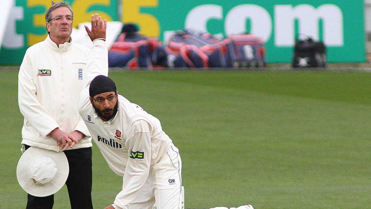 Monty Panesar bowls for Essex, Surrey v Essex, County Championship Division Two, The Oval, 1st day, April 26, 2015