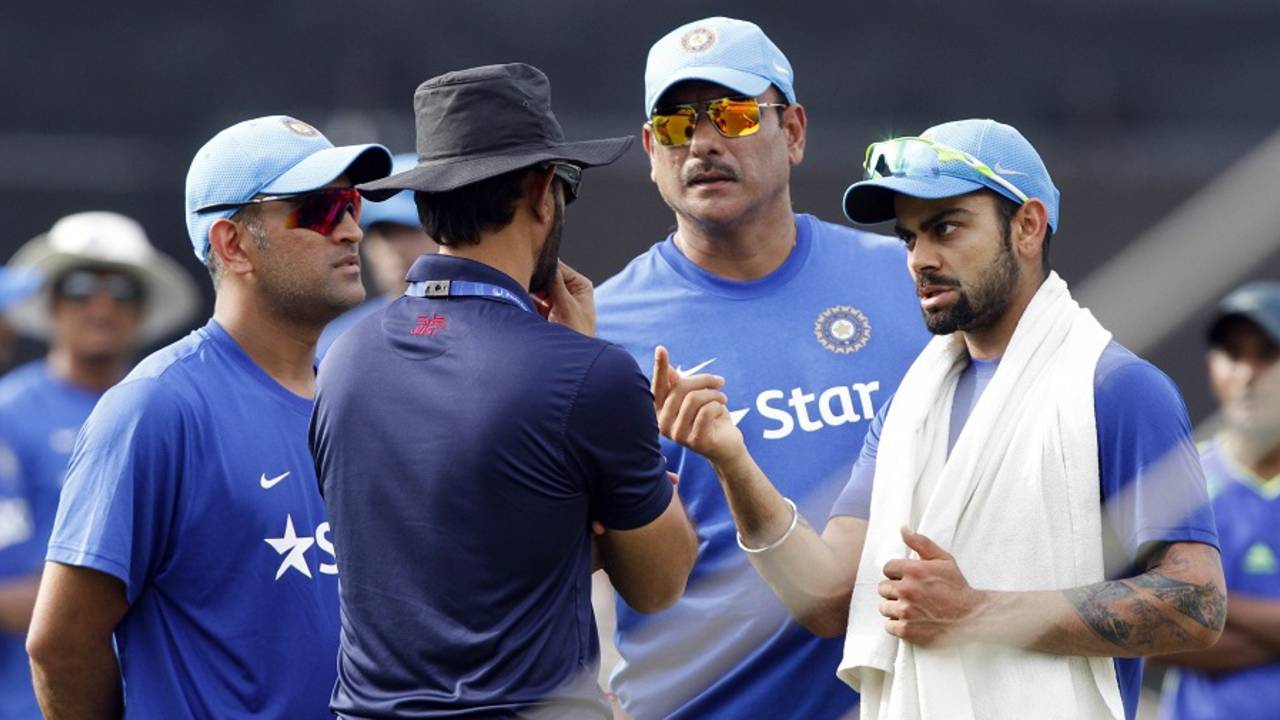 Brains trust: MS Dhoni, Ravi Shastri, and Virat Kohli have a chat, Kolkata, October 8, 2015