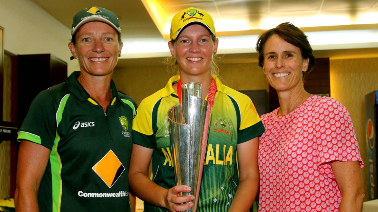Coach Cathryn Fitzpatrick, captain Meg Lanning and ICC women's committee member Belinda Clark pose with the World T20 trophy&nbsp;&nbsp;&bull;&nbsp;&nbsp;Getty Images