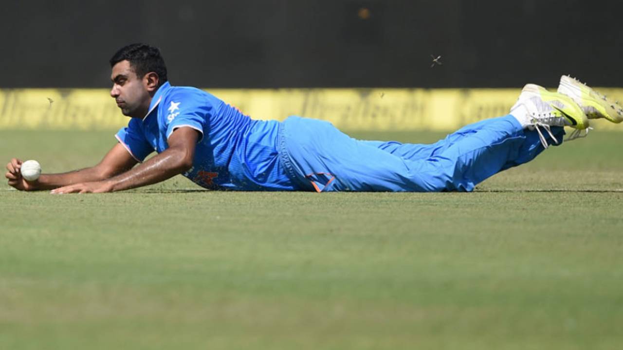 R Ashwin puts in a dive, India v South Africa, 1st ODI, Kanpur, October 11, 2015