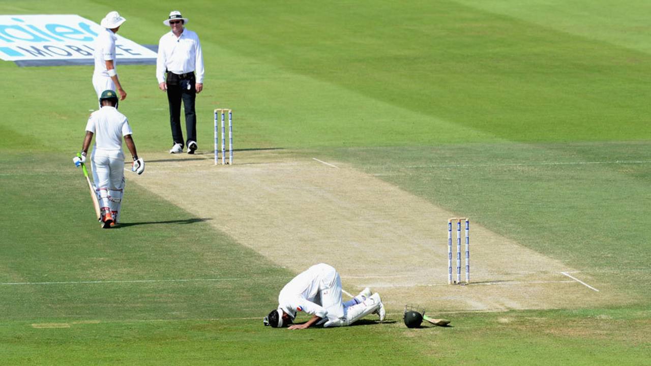 Shoaib Malik bows down after reaching 200, Pakistan v England, 1st Test, Abu Dhabi, 2nd day, October 14, 2015