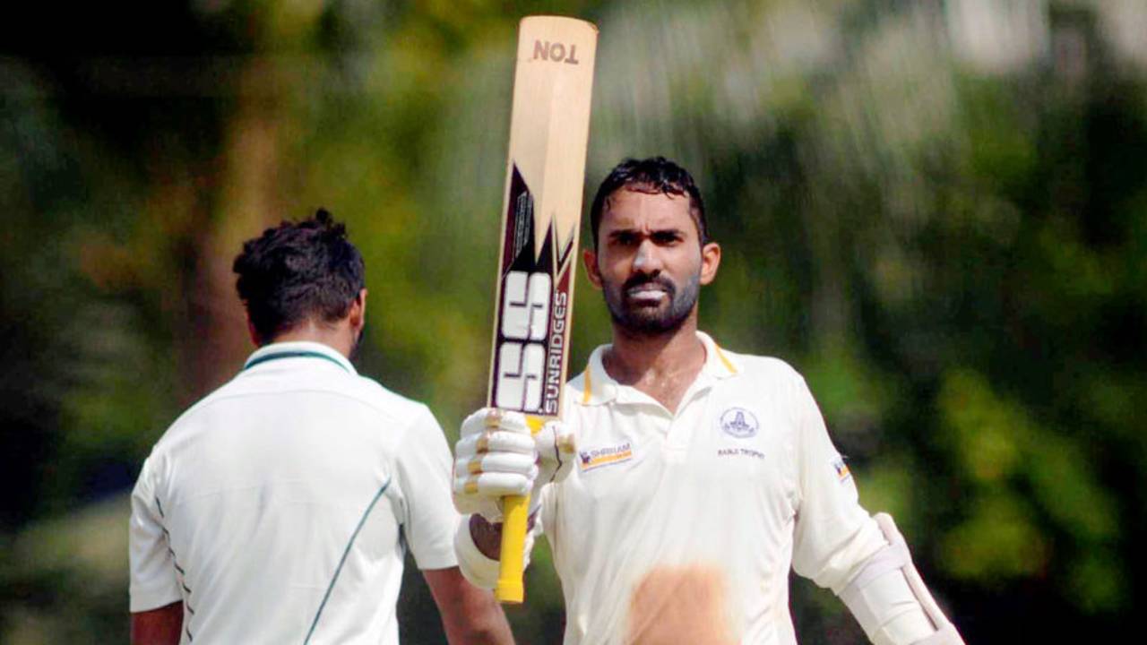 Dinesh Karthik acknowledges the applause on getting to a hundred, Mumbai v Tamil Nadu, Ranji Trophy 2015-16, Group B, 2nd day, Mumbai, October 16, 2015