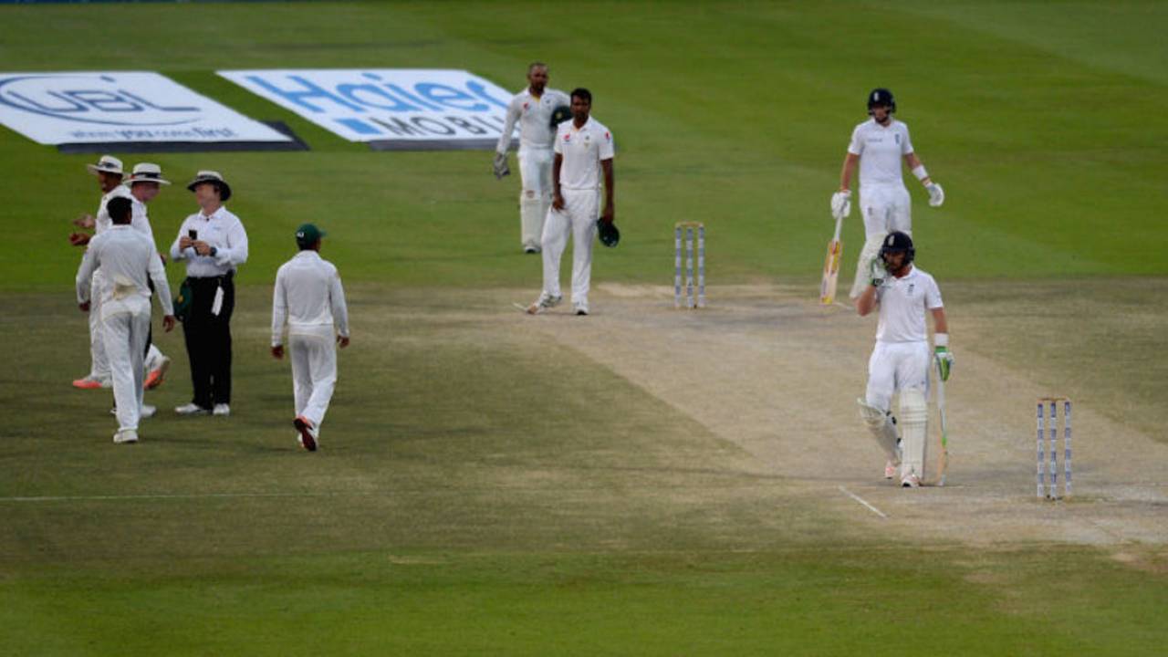 The umpires call time on the Abu Dhabi Test because of bad light&nbsp;&nbsp;&bull;&nbsp;&nbsp;Getty Images