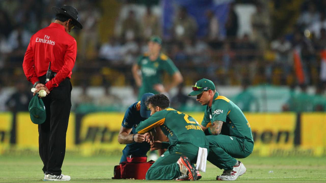 JP Duminy needed some medical attention after being struck on the thumb, India v South Africa, 3rd ODI, Rajkot, October 18, 2015