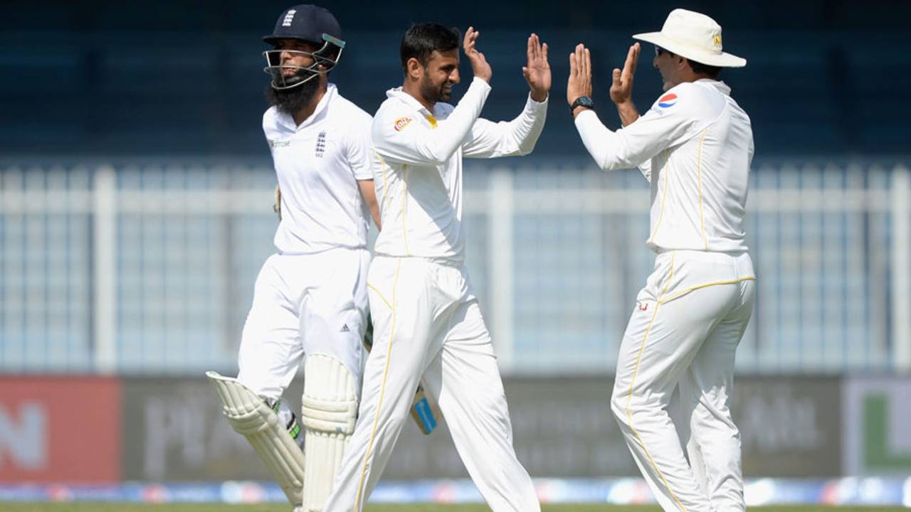 Shoaib Malik made the breakthrough in the morning, Pakistan v England, 3rd Test, Sharjah, 2nd day, November 2, 2015