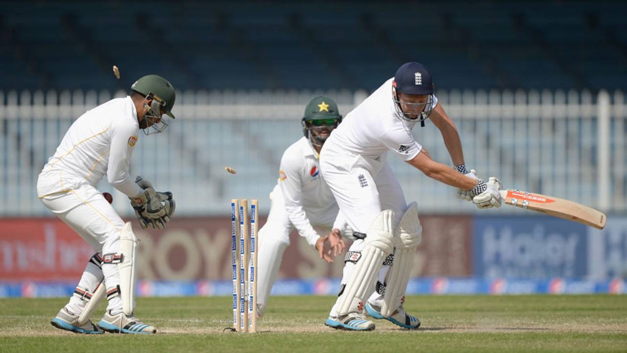 Jonny Bairstow was defeated by Zulfiqar Babar, Pakistan v England, 3rd Test, Sharjah, 3rd day, November 3, 2015