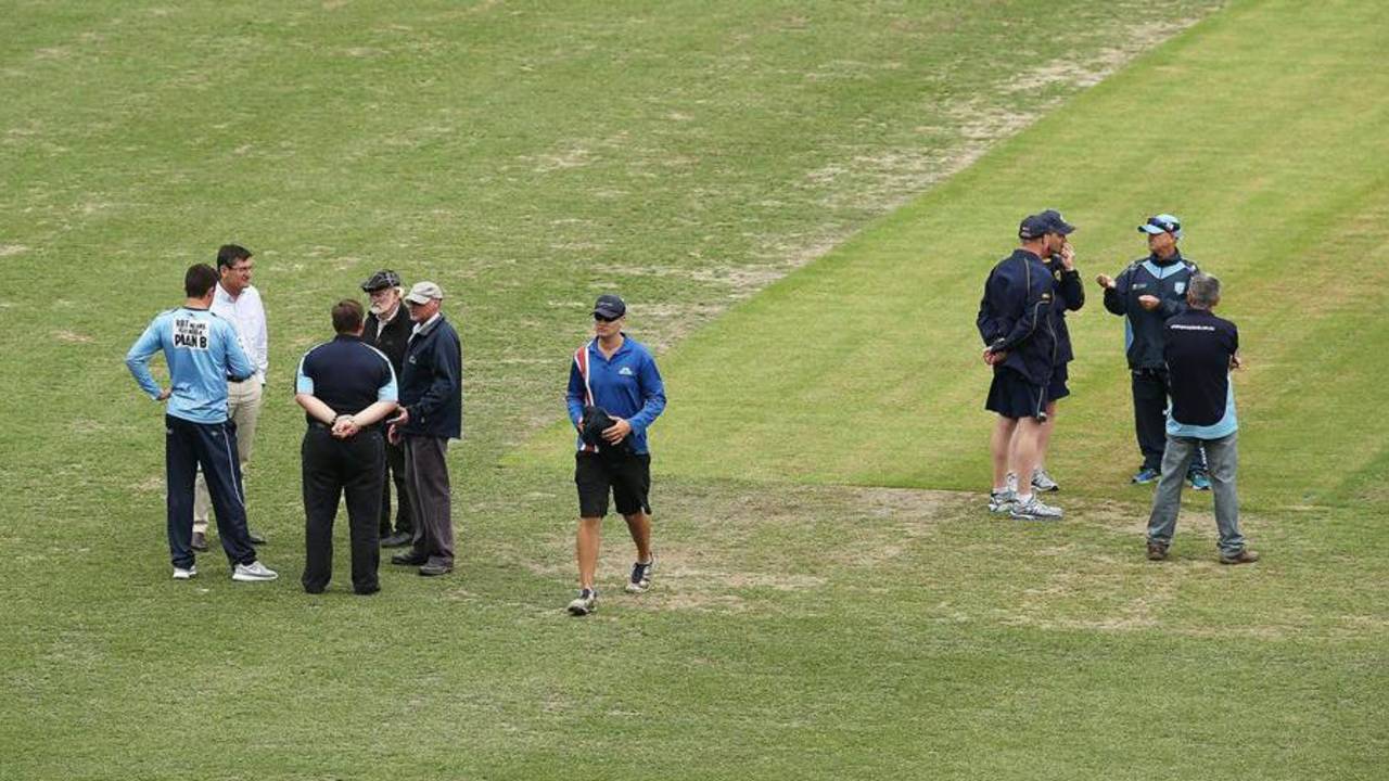 Officials discuss the state of the field, New South Wales v Victoria, Sheffield Shield, Sydney, 3rd day, November 8, 2015
