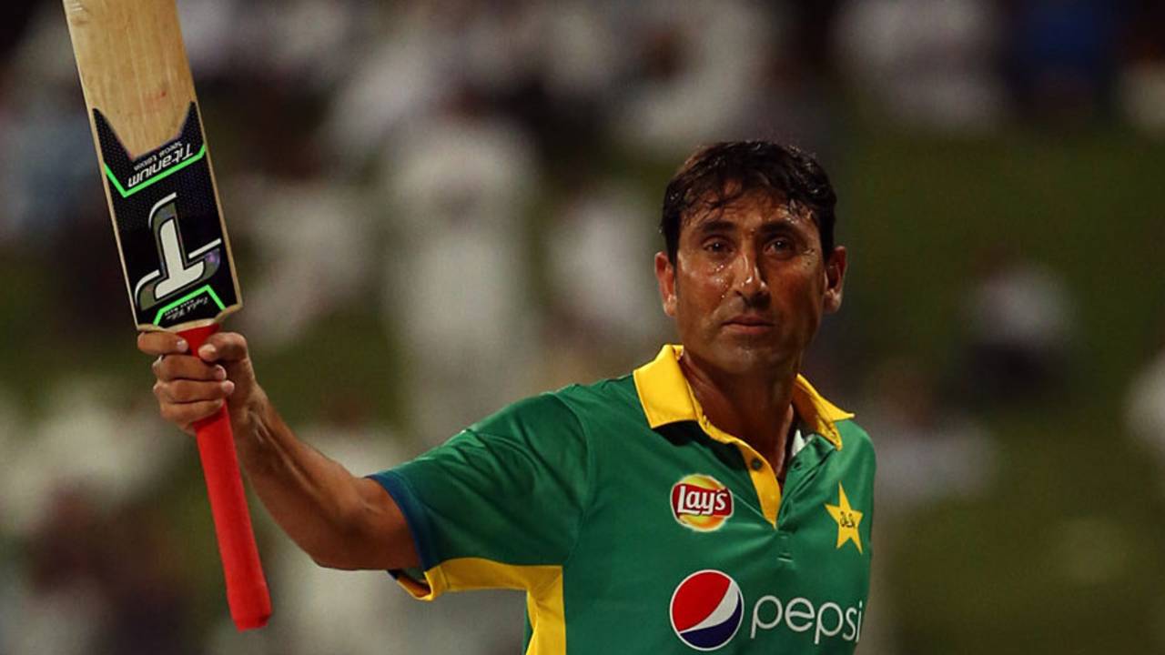 Younis Khan salutes the crowd after his final ODI innings&nbsp;&nbsp;&bull;&nbsp;&nbsp;AFP