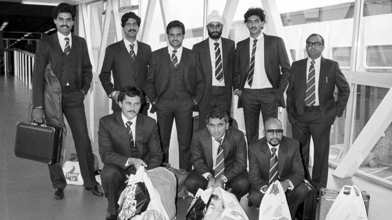 1983 विश्व कप के लिए लंदन एयरपोर्ट पर भारतीय क्रिकेट टीम। बाईं ओर से तीसरे नंबर पर खड़े हैं यशपाल शर्मा।&nbsp;&nbsp;&bull;&nbsp;&nbsp;PA Photos/Getty Images