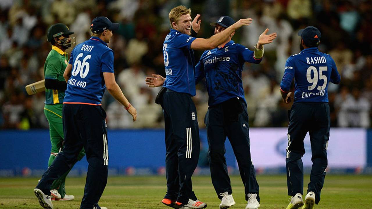 David Willey made inroads with the new ball, Pakistan v England, 2nd ODI, Abu Dhabi, November 13, 2015