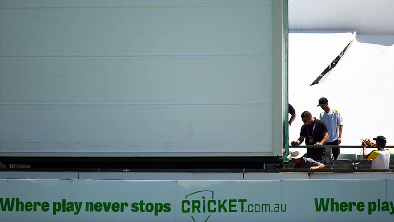 A sightscreen issue held up the start of the third day's play by 15 minutes&nbsp;&nbsp;&bull;&nbsp;&nbsp;Getty Images