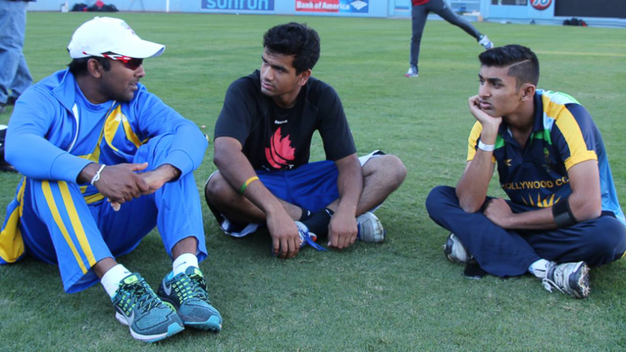Mahela Jayawardene discusses strategy with former USA U-19 players Vibhav Altekar and Arsh Buch, Cricket All-Stars, Los Angeles, November 13, 2015