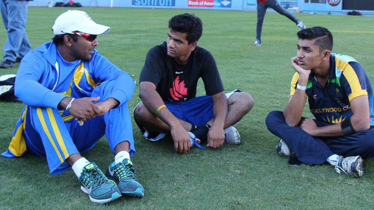 Mahela Jayawardene discusses strategy with former USA U-19 players Vibhav Altekar and Arsh Buch