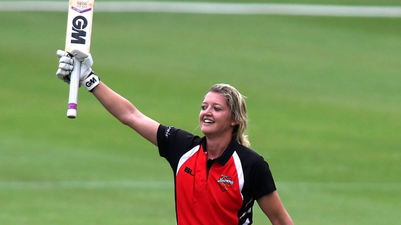 Sarah Taylor's 37-ball 48 set the tone for Adelaide Strikers' 35-run win in front of a sell-out crowd&nbsp;&nbsp;&bull;&nbsp;&nbsp;Getty Images