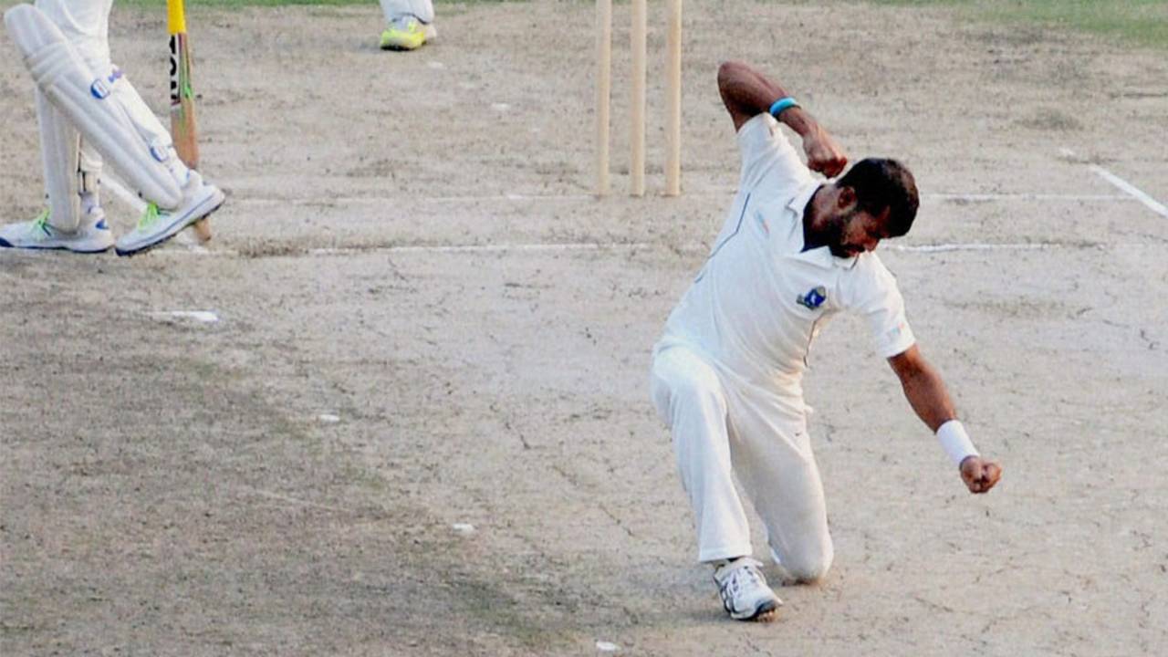 Ashok Dinda rattled Assam with four wickets in two overs, Assam v Bengal, Ranji Trophy 2015-16, Group A, Guwahati, 2nd day, December 2, 2015