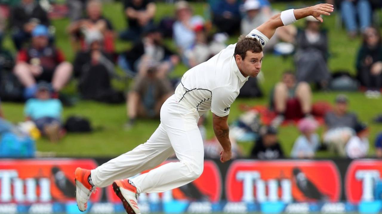 Doug Bracewell in action, New Zealand v Sri Lanka, 1st Test, Dunedin, 2nd day, December 11, 2015