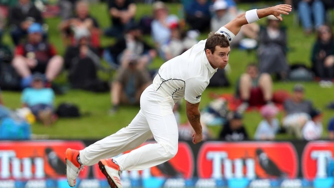 Doug Bracewell in action, New Zealand v Sri Lanka, 1st Test, Dunedin, 2nd day, December 11, 2015