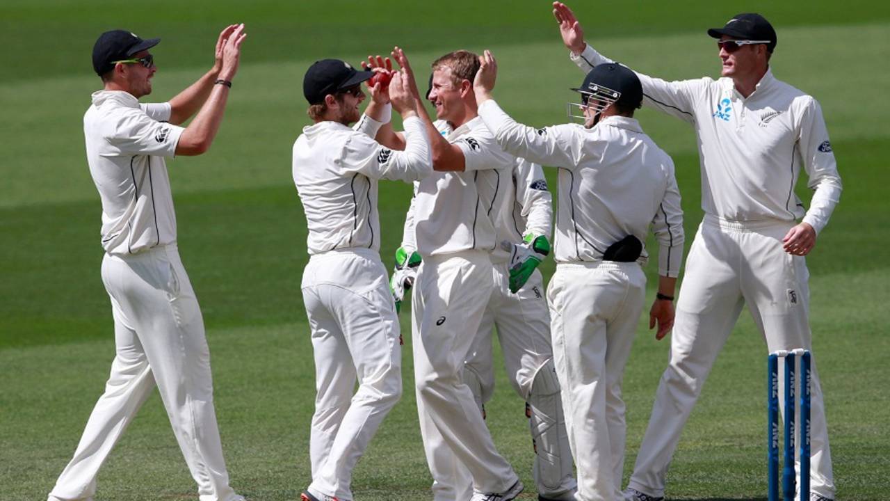 New Zealand celebrate a wicket, New Zealand v Sri Lanka, 2nd Test, Hamilton, 2nd day, December 19, 2015