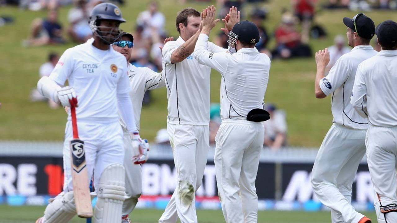 New Zealand celebrate the wicket of Dimuth Karunaratne, New Zealand v Sri Lanka, 2nd Test, Hamilton, 3rd day, December 20, 2015