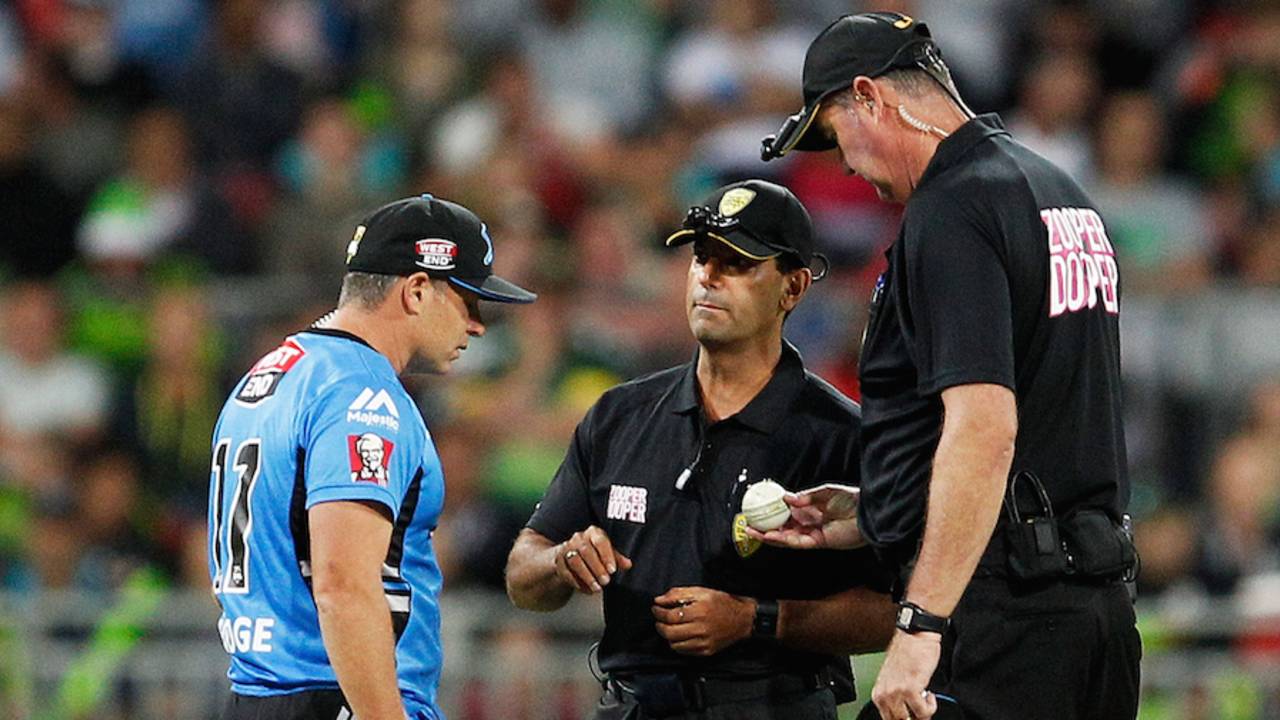 Umpires Greg Davidson and Gerard Abood inspect the ball with Brad Hodge, Sydney Thunder v Adelaide Strikers, BBL 2015-16, Sydney, December 28, 2015