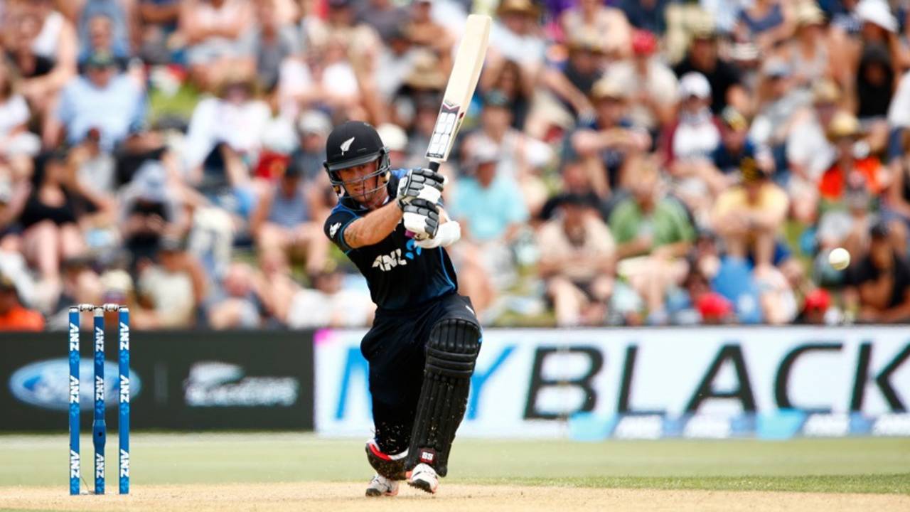 Luke Ronchi drives down the ground, New Zealand v Sri Lanka, 5th ODI, Mount Maunganui, January 5, 2016