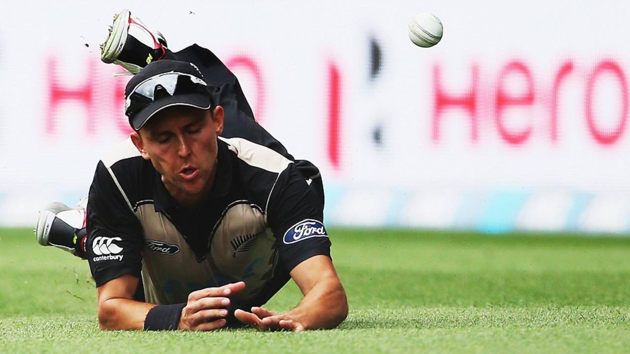 Trent Boult could not hold on to one at third man, New Zealand v Sri Lanka, 2nd T20I, Auckland, January 10, 2016