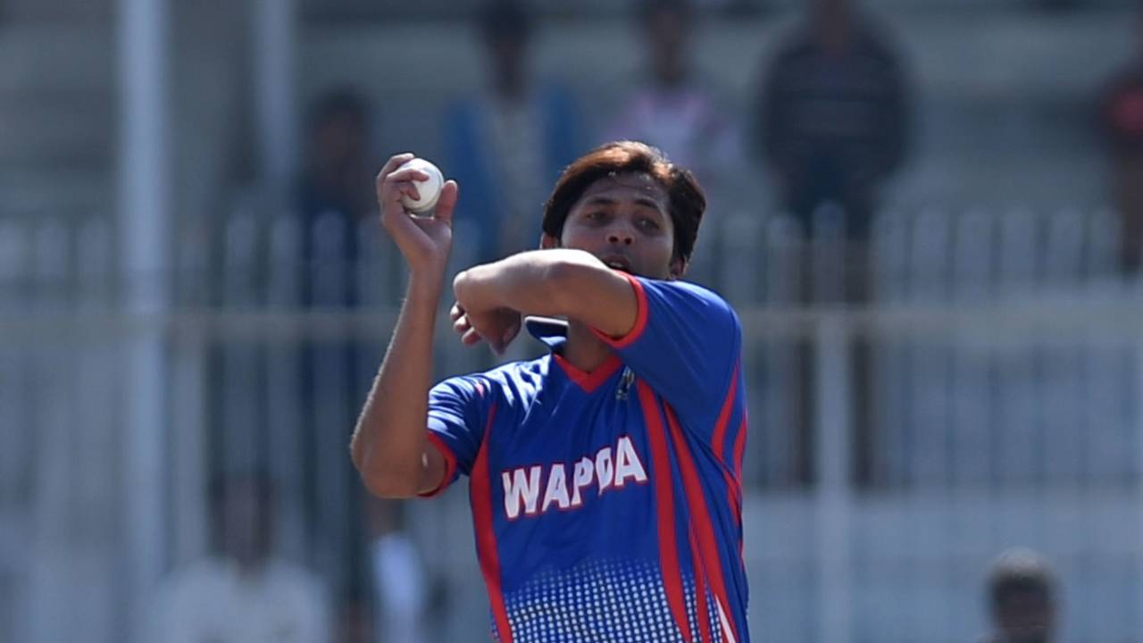 Mohammad Asif in his delivery stride, FATA v WAPDA, National One Day Cup 2015-16, Hyderabad, January 10, 2016