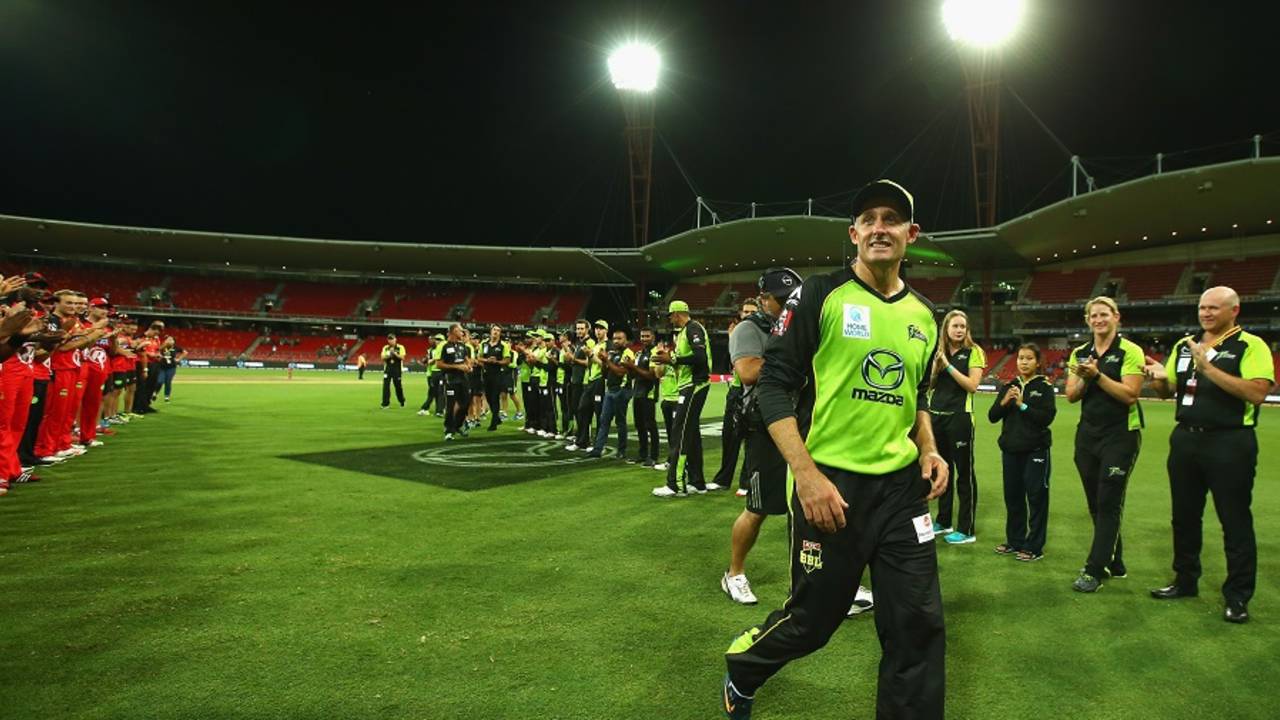 Michael Hussey leaves the field through a guard of honour, Sydney Thunder v Melbourne Renegades, Big Bash League 2015-16, Sydney, January 11, 2016