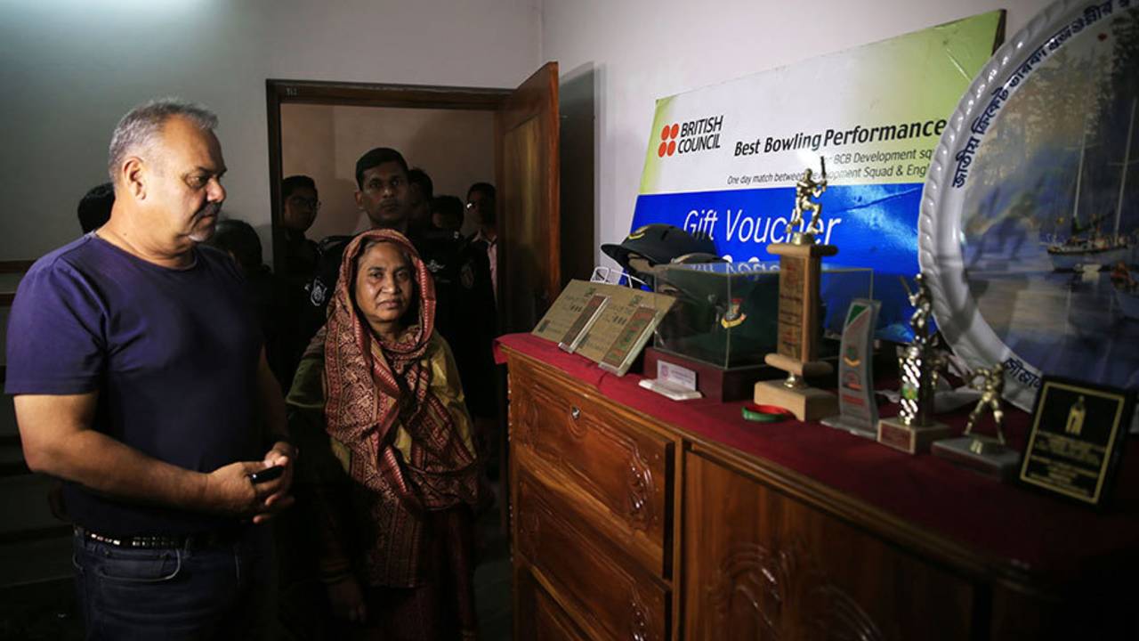 Zimbabwe coach Dav Whatmore visits the house of the late Manzarul Islam, Khulna, January 21, 2016