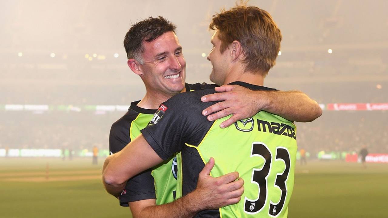 The departing Michael Hussey is embraced by Shane Watson, Melbourne Stars v Sydney Thunder, BBL final 2015-16, Melbourne, January 24, 2016