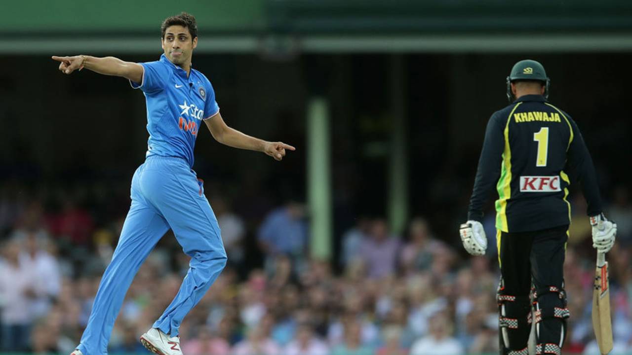 Ashish Nehra removed the in-form Usman Khawaja early after Australia chose to bat&nbsp;&nbsp;&bull;&nbsp;&nbsp;Getty Images