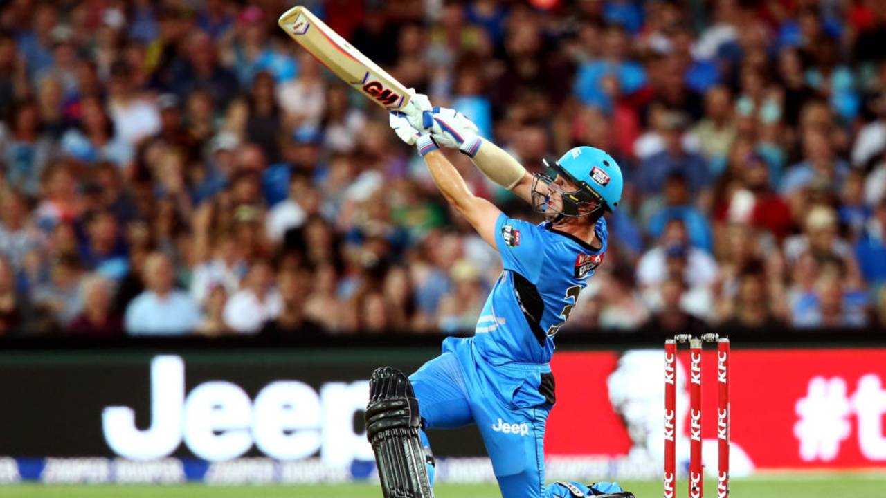 Travis Head lofts one, Adelaide Strikers v Perth Scorchers, BBL 2015-16, Adelaide, January 5, 2016