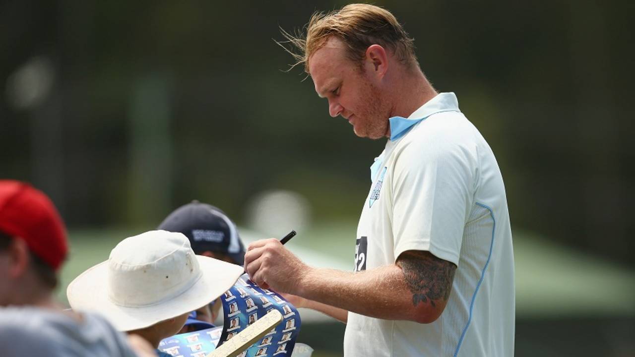 Doug Bollinger signs autographs for some spectators, New South Wales v Western Australia, Sheffield Shield, Coffs Harbour, 3rd day, February 27, 2016