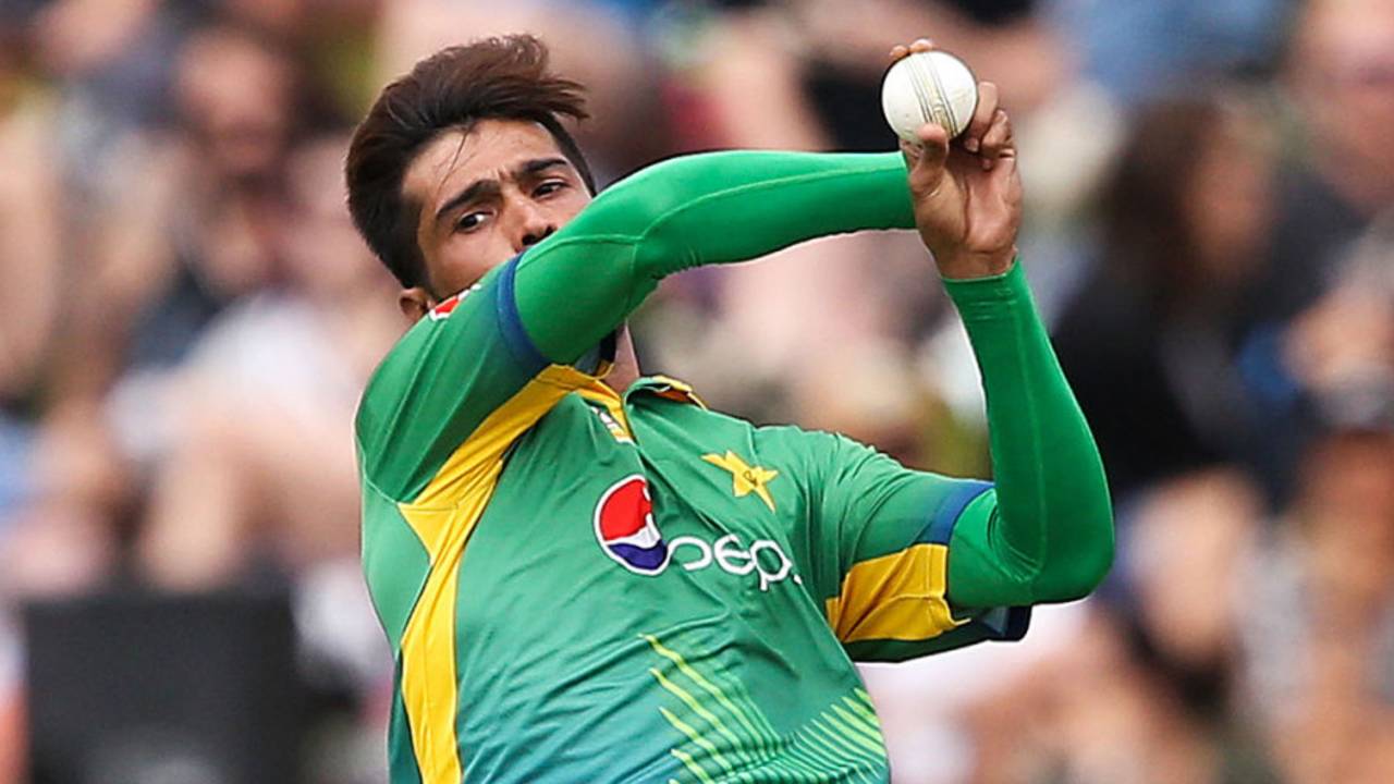 Mohammad Amir in his delivery stride, New Zealand v Pakistan, 1st ODI, Basin Reserve, Wellington, January 25, 2016