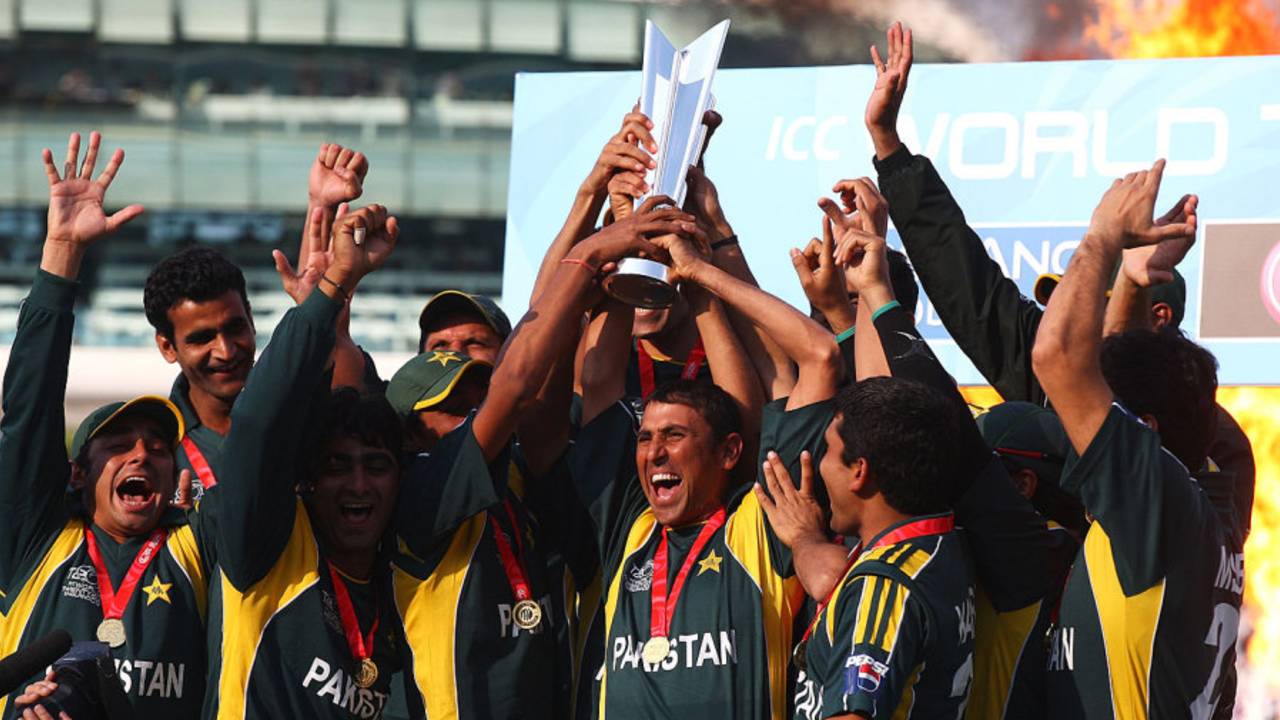 टी20 विश्व कप की ट्रॉफ़ी के साथ पाकिस्तान की टीम&nbsp;&nbsp;&bull;&nbsp;&nbsp;Getty Images