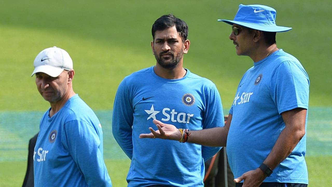 MS Dhoni hears out team director Ravi Shastri , Bangalore, March 22, 2016