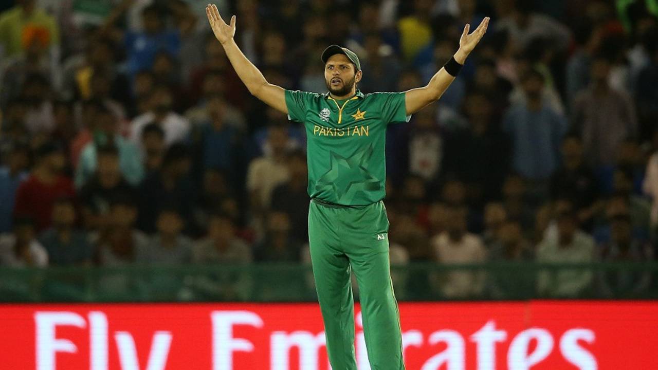 Shahid Afridi had a few moments of frustration as captain, New Zealand v Pakistan, World T20 2016, Group 2, Mohali, March 22, 2016

