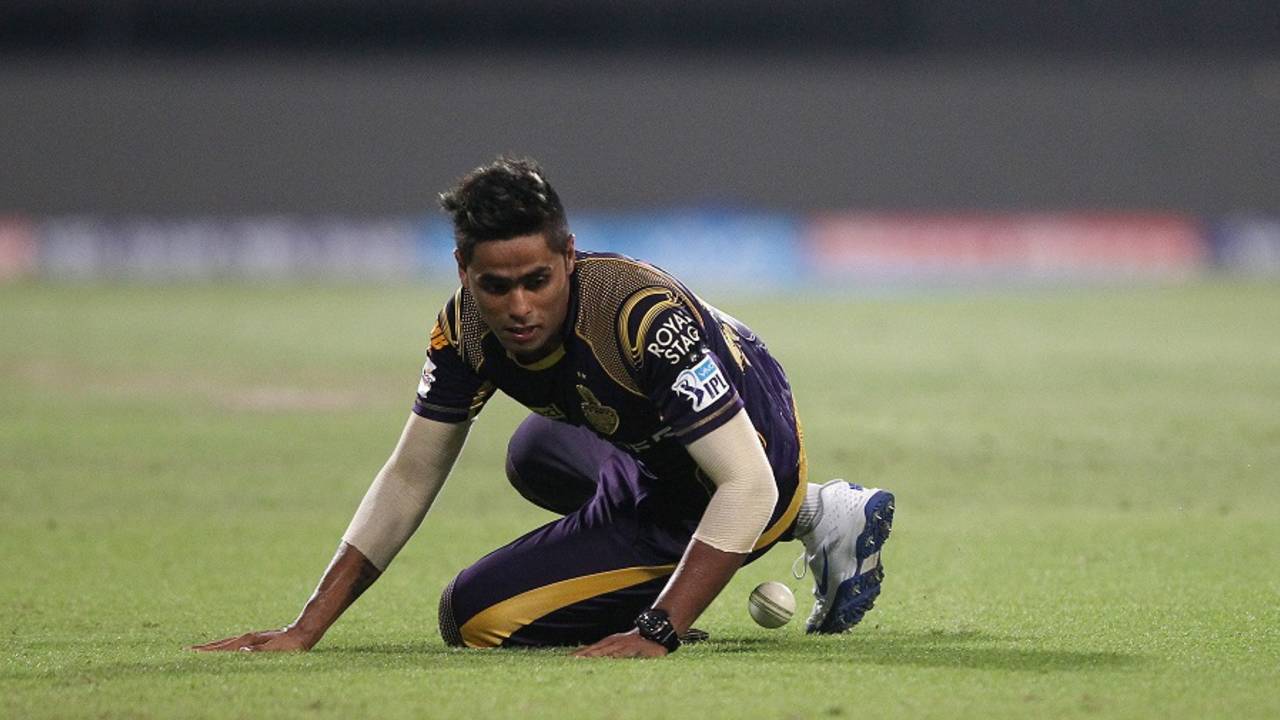 Suryakumar Yadav tries to field the ball, Kolkata Knight Riders v Delhi Daredevils, IPL 2016, Kolkata, April 10, 2016