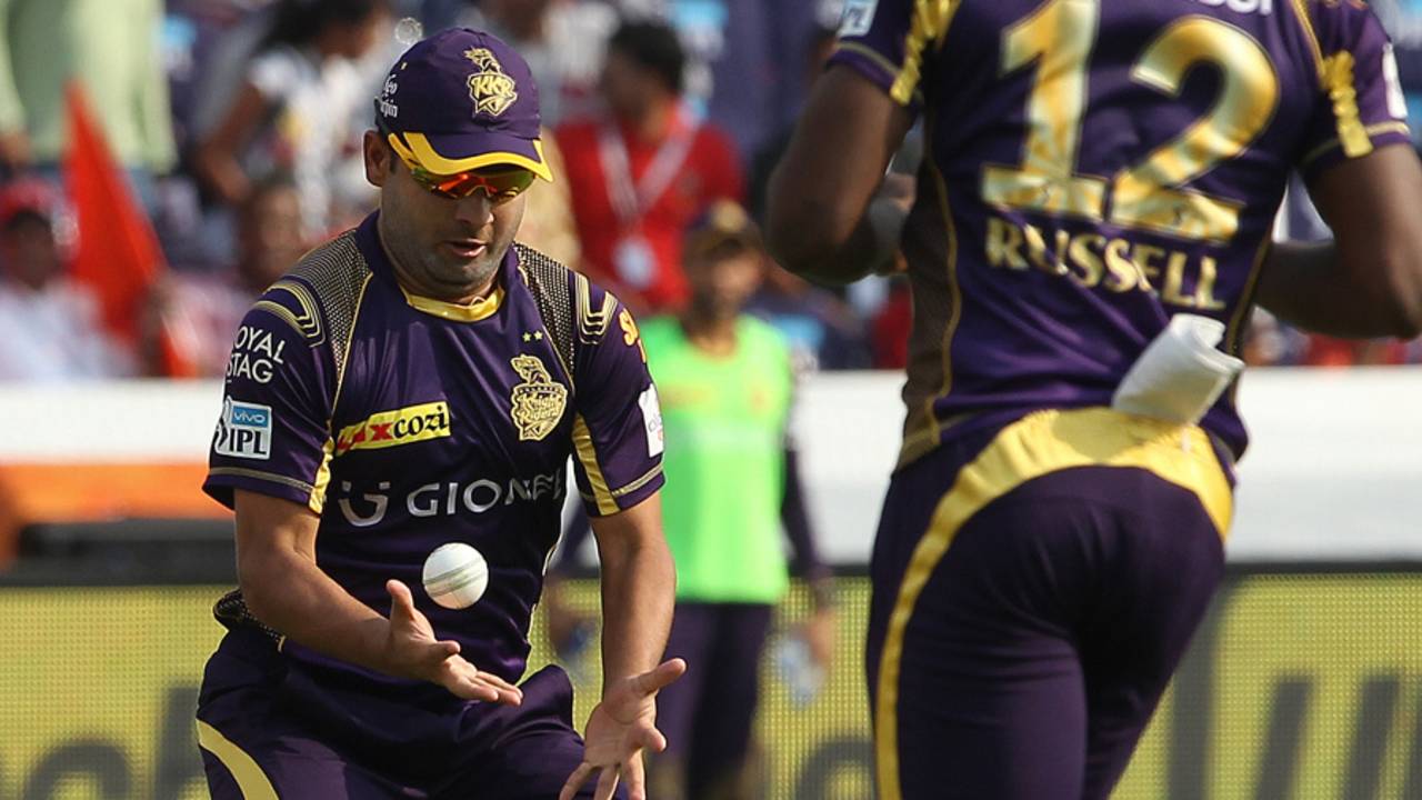 Piyush Chawla juggles a catch, only for the delivery to be judged a no-ball, Sunrisers Hyderabad v Kolkata Knight Riders, IPL 2016, Hyderabad, April 16, 2016