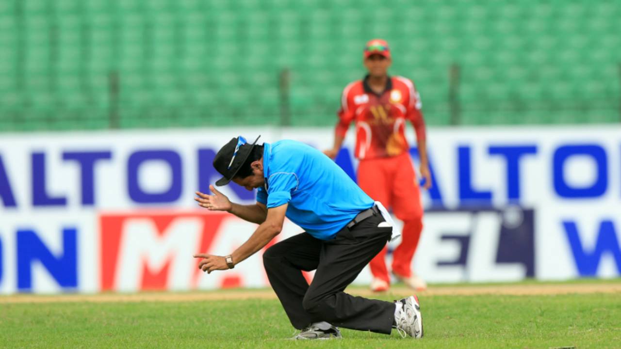 Umpire Nadir Shah collapses after being hit on the forehead&nbsp;&nbsp;&bull;&nbsp;&nbsp;Dhaka Tribune