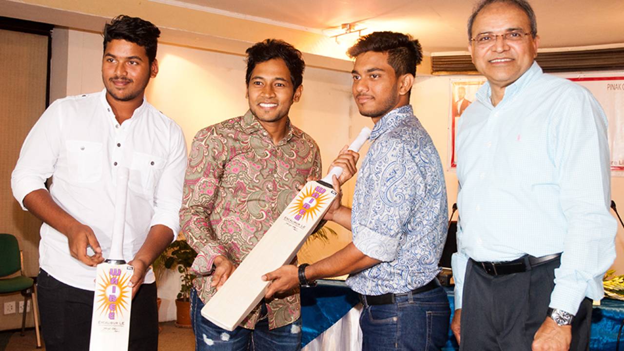 Mushfiqur Rahim hands over a bat to Under-19 cricketers Zakir Hasan (second from right) and Pinak Ghosh (left) at a promotional event, Dhaka, May 13, 2016