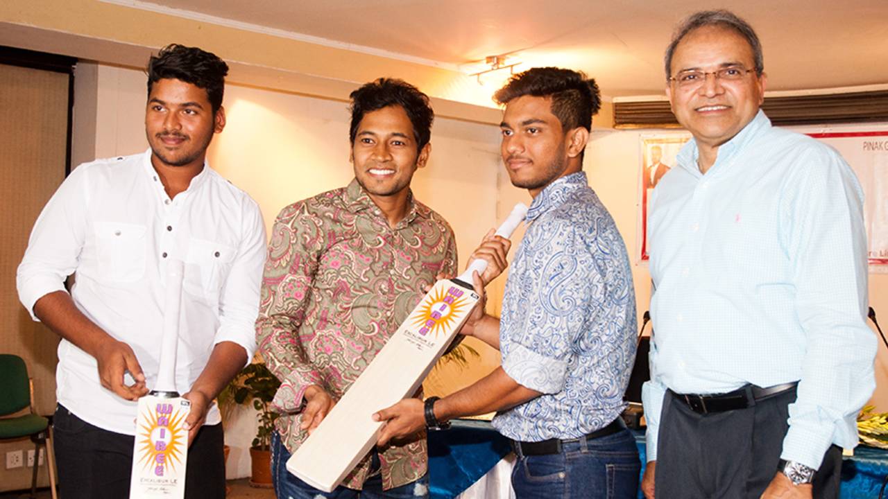 Mushfiqur Rahim hands over a bat to Under-19 cricketers Zakir Hasan (second from right) and Pinak Ghosh (left) at a promotional event, Dhaka, May 13, 2016
