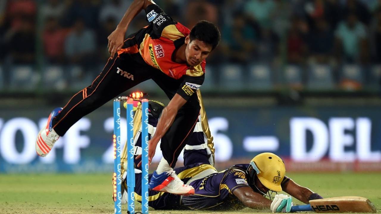 R Sathish puts in a dive to make his ground, Sunrisers Hyderabad v Kolkata Knight Riders, IPL 2016, Delhi, May 25, 2016