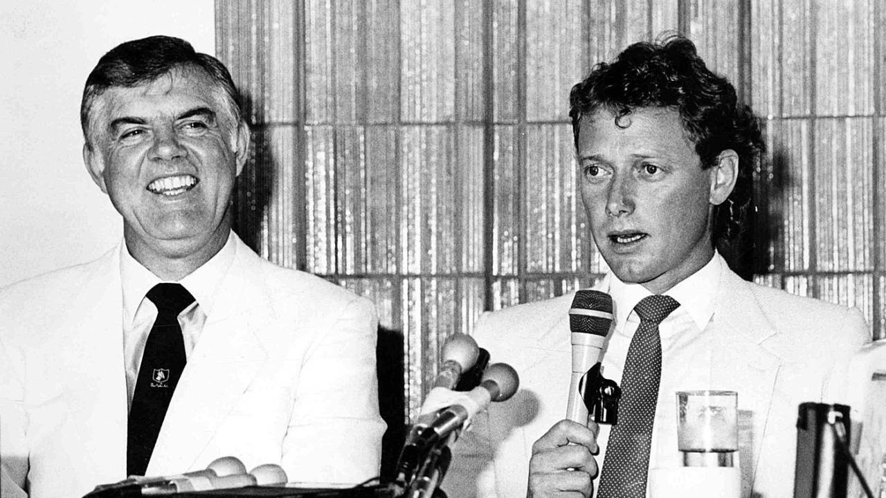 Kim Hughes and Geoff Dakin at a press conference to launch Australia's rebel tour of South Africa, Johannesburg, 1985
